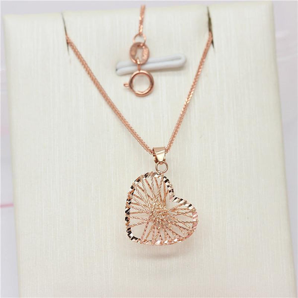 Collar de cadena con forma de corazón y líneas brillantes en oro morado 585