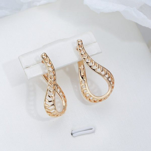 Elegantes pendientes largos con textura de serpiente y curvas para mujer