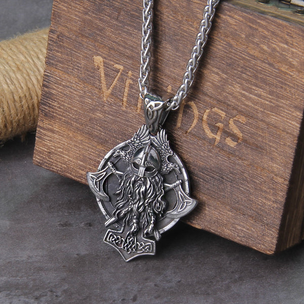 Collar con colgante de guerrero vikingo de acero inoxidable con hacha vikinga y escudo vikingo.