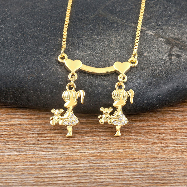 Nuevos collares familiares con colgantes de circonitas bañados en oro para niños y niñas.