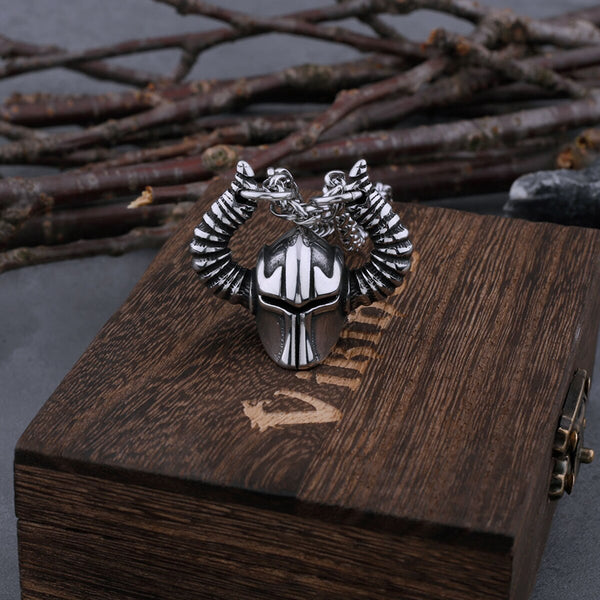Collar vintage con casco de guerrero vikingo con cuernos para hombre