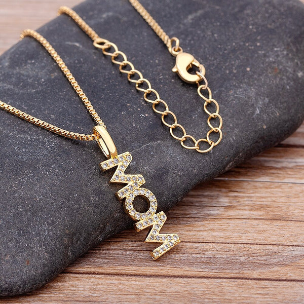 Collar ligero de lujo con colgante de letra de mamá para mujer