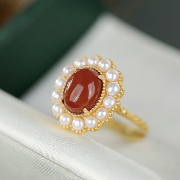 Anillo de flor de perla y turmalina roja del sur, elaborado con oro antiguo.