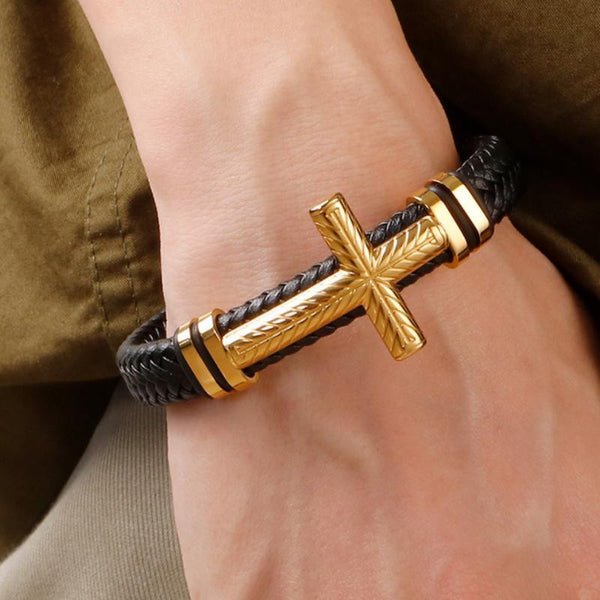 Exquisita pulsera con dije de cruz en color dorado para hombre