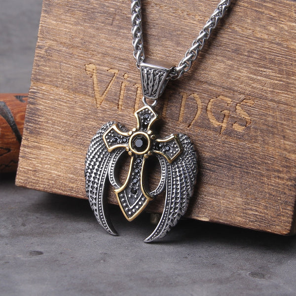 Nuevo collar con colgante de cruz chapada en oro y alas de plata con piedra negra.