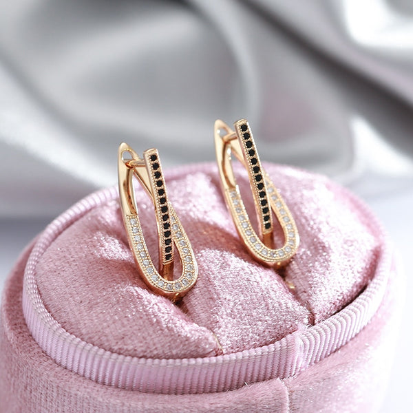 Elegantes pendientes con cierre inglés de circonita blanca y negra para mujer