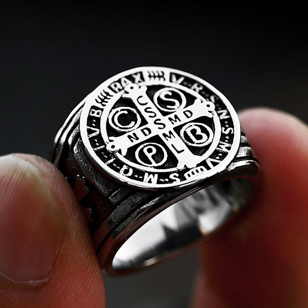 Anillos clásicos con letras de amuleto de exorcismo de la cruz de Jesús para hombres
