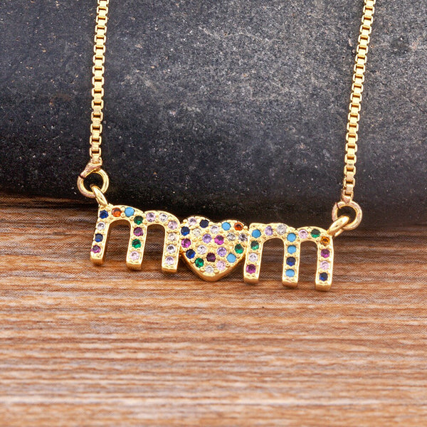 Exquisito colgante de letra de mamá con circonita en forma de corazón, collar de cristal de color para mujer