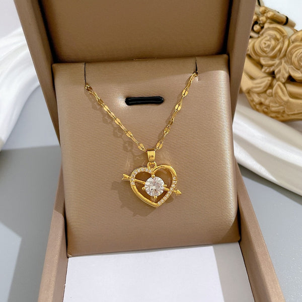 Collar de corazón para mujer con colgante de flecha de cristal en el corazón.