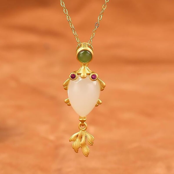 Collar con colgante de pez dorado pequeño con incrustaciones de jade hetiano natural de diseño inspirado