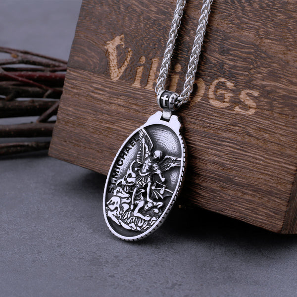 Collar vintage de acero inoxidable con la leyenda "San Miguel Destruye el Mal" para hombre.