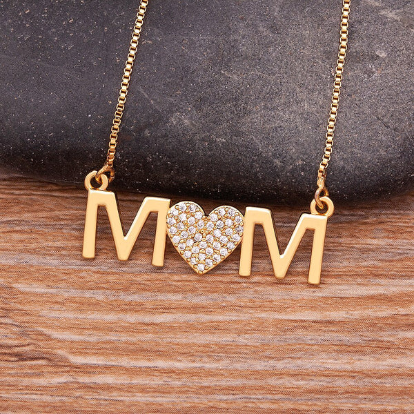 Collar con colgante de cristal con incrustaciones de la letra "MOM"