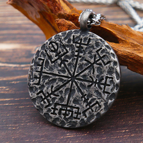 Collar con colgante de yelmo vikingo vintage