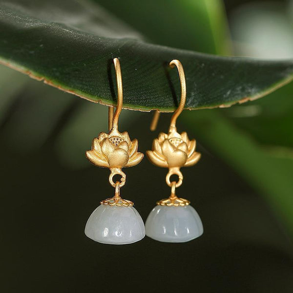 Nuevos pendientes de loto de estilo retro con incrustaciones de jade hetiano natural, elaborados con oro antiguo.