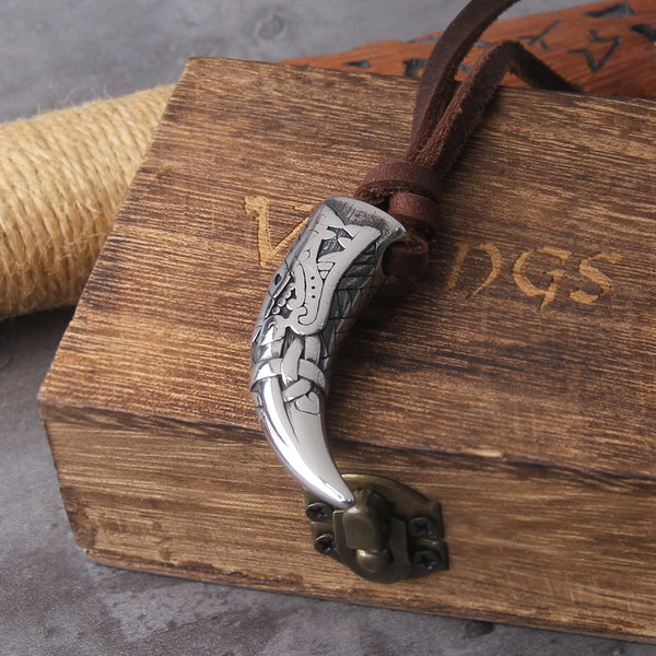 Collar colgante con forma de colmillo de lobo que nunca se desvanece y con patrones tallados de lobo