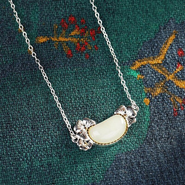 Collar con colgante ovalado de jade blanco hetiano con incrustaciones de plata de nuevo diseño