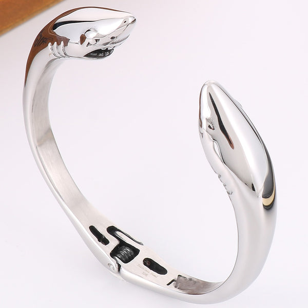 Brazalete abierto con dije de delfín doble de acero inoxidable pulido para hombre