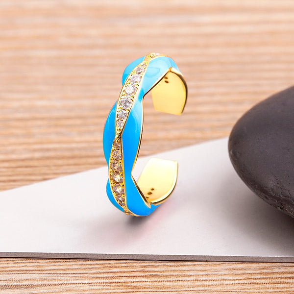 Anillo abierto geométrico con esmalte bohemio y gotas de aceite.