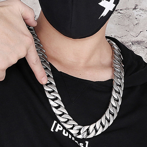 Collares para hombre de acero inoxidable chapado en oro cepillado con cadena de eslabones de 20 mm de ancho.