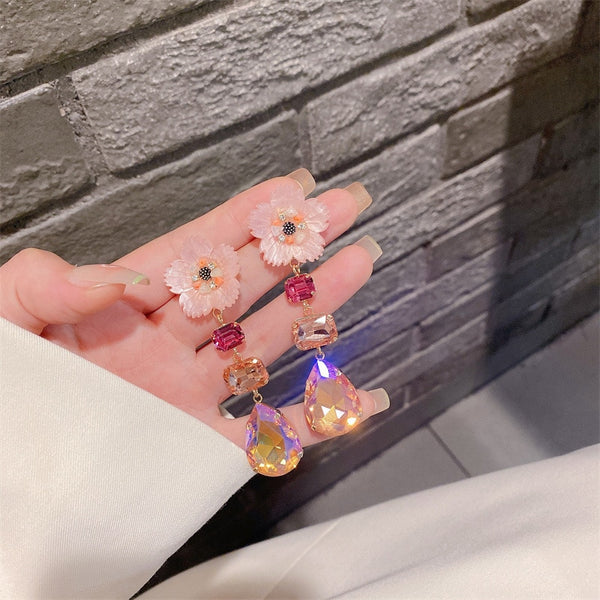 Hermosos aretes colgantes de gota de agua con cristales rosas y azules de flor de concha para mujer