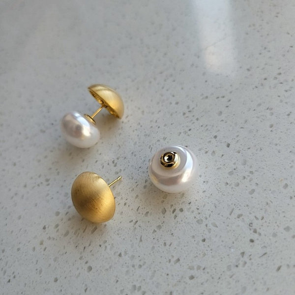 Pendientes de perla con forma de media bola metálica, sencillos y de diseño único para mujer