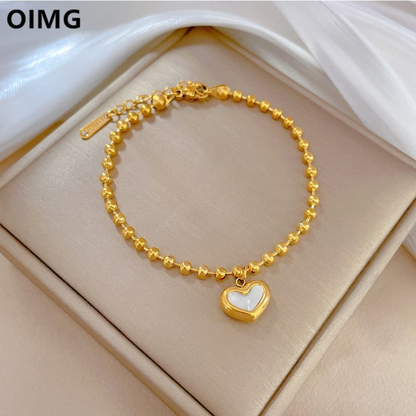Pulsera chapada en oro con temperamento de concha natural y cuentas de corazón para mujer