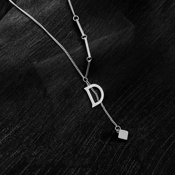 Collar con colgante largo cuadrado pequeño con letra D vintage en color dorado para mujer