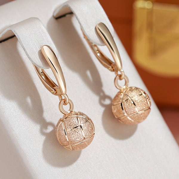 Pendientes colgantes minimalistas de bola de metal con textura esmerilada en color oro 585