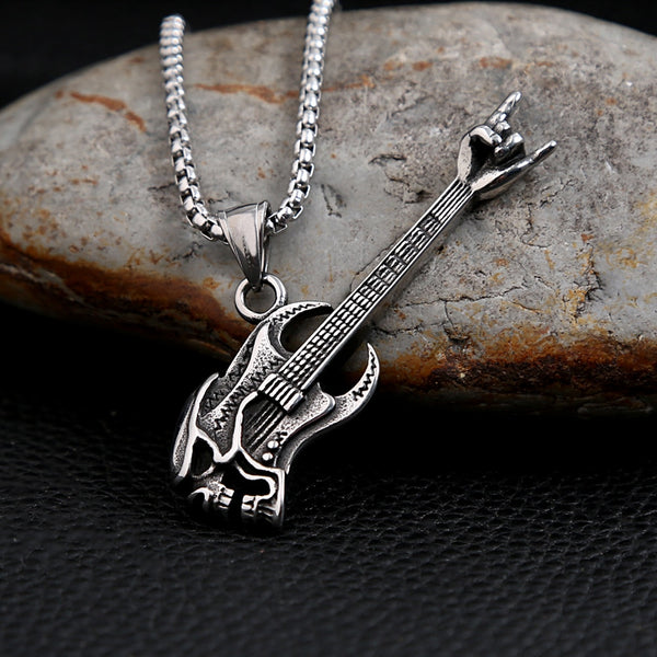 Collar con colgante de calavera y bajo con gesto de guitarra para hombre