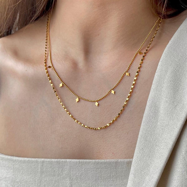 Collar con colgante de cadena y dije de circonita romboidal de alta gama para mujer.