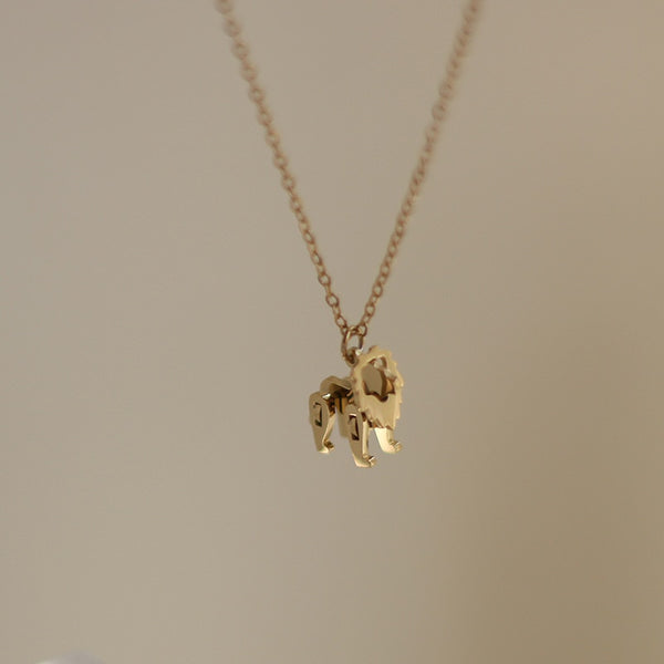 Collar de acero inoxidable único con diseño retro de león dorado tridimensional.