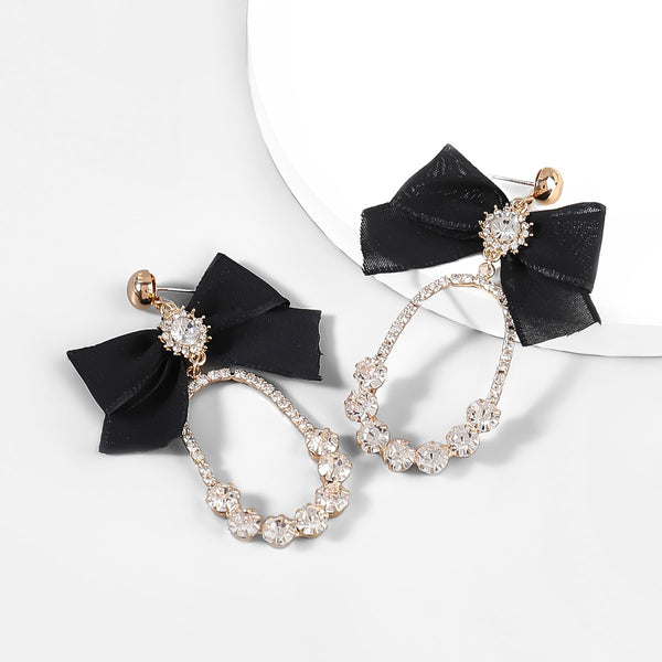 Pendientes Pauli Manfi de tela con lazo de metal y diamantes de imitación para mujer