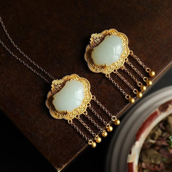 Collar con colgante de ruyi de jade natural de Hotan con incrustaciones de cadena de clavícula con borlas artesanales de oro
