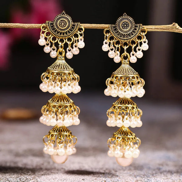 Pendientes largos Jhumka vintage de aleación de color dorado antiguo con borlas de perlas simuladas