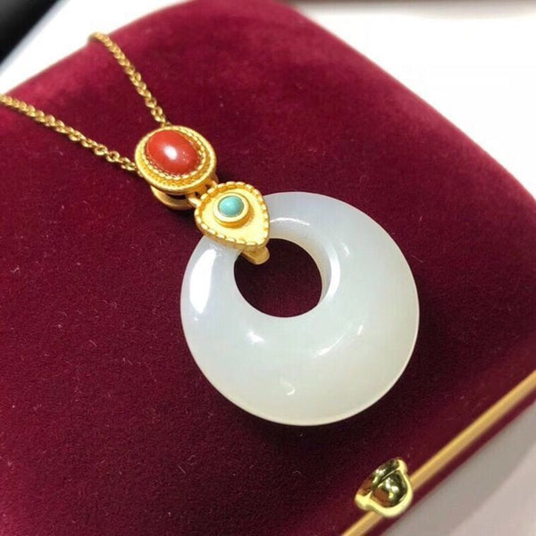 Collar clásico con colgante de anillo de jade blanco hetiano natural con incrustaciones