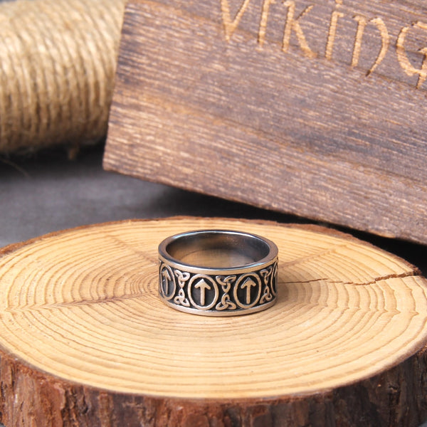 Anillo de acero inoxidable con runas vikingas que nunca se descolora