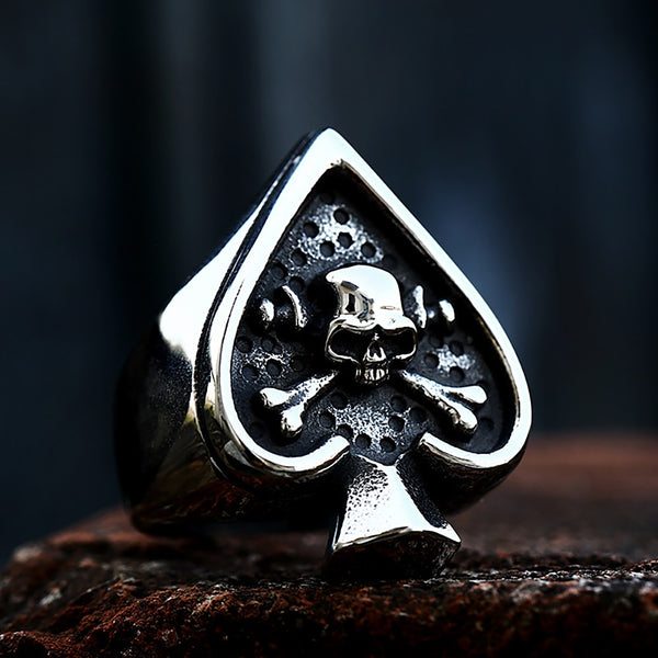 Anillo de calavera con diseño de picas y cartas de póker de estilo gótico para hombres y mujeres.