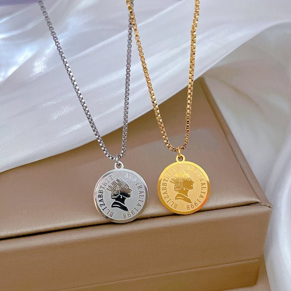 Collar con colgante de disco de estatua de cabeza clásica de acero de titanio