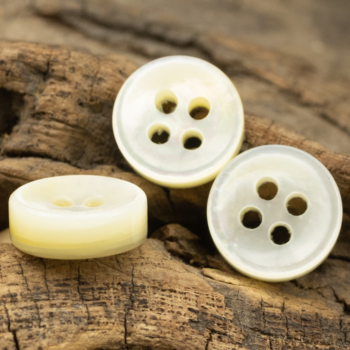 2pcs Thickness 3.8mm Natural Lip Shell Buttons