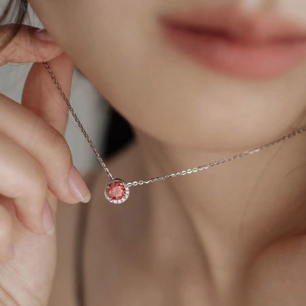 Exquisito y lujoso collar con colgante de cristal rojo con cadena de clavícula y incrustaciones de plata clásica