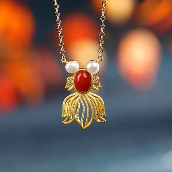 Colgante clásico y exquisito de pez dorado pequeño con perla de turmalina roja del sur