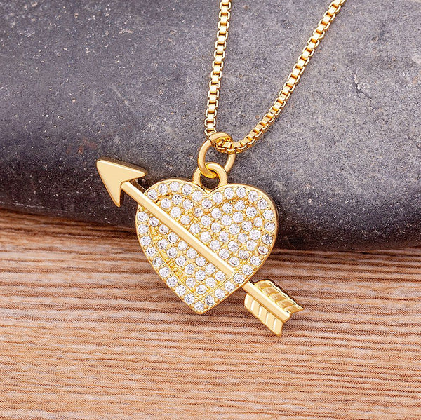 Collar con colgante de corazón y flecha de Eros con Cupido a la moda