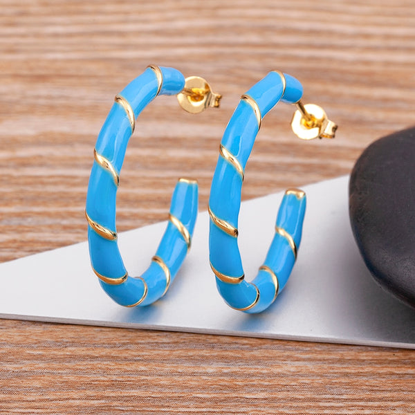 Pendientes colgantes chapados en oro con tiras roscadas en 5 colores de caramelo.