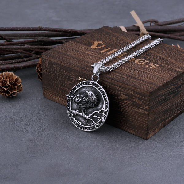 Collar de acero inoxidable vikingo de color acero con cuervo parado en el árbol de la vida para hombre