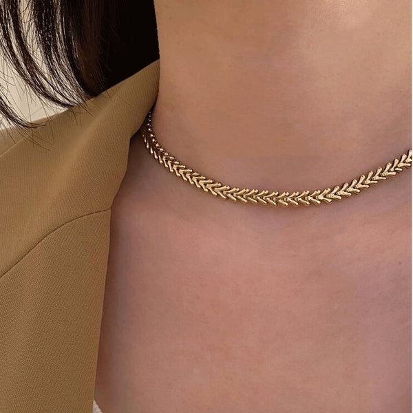 Nuevo collar de gargantilla de acero inoxidable con forma de hueso
