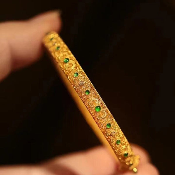Exquisito diseño tallado, brazaletes de estilo étnico artesanales de oro antiguo para mujer