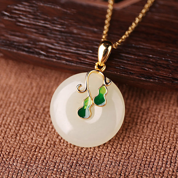 Collar con colgante de planta redonda de jade hetiano natural con incrustaciones de plata
