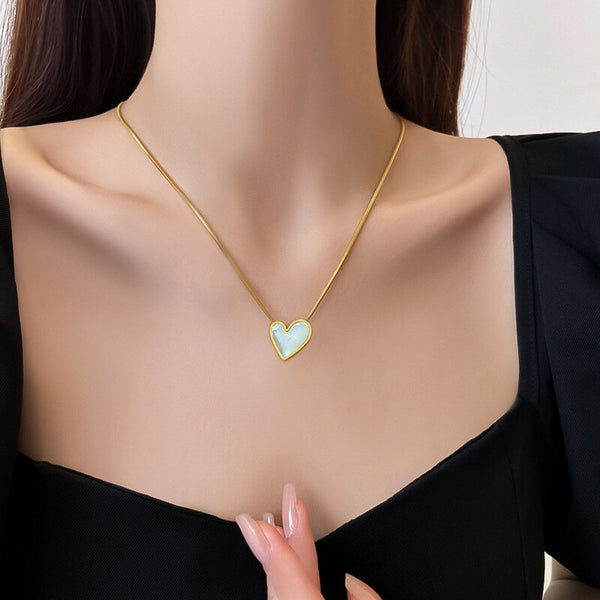 Exquisito collar con colgante de concha de corazón a la moda con personalidad y microconjunto de concha