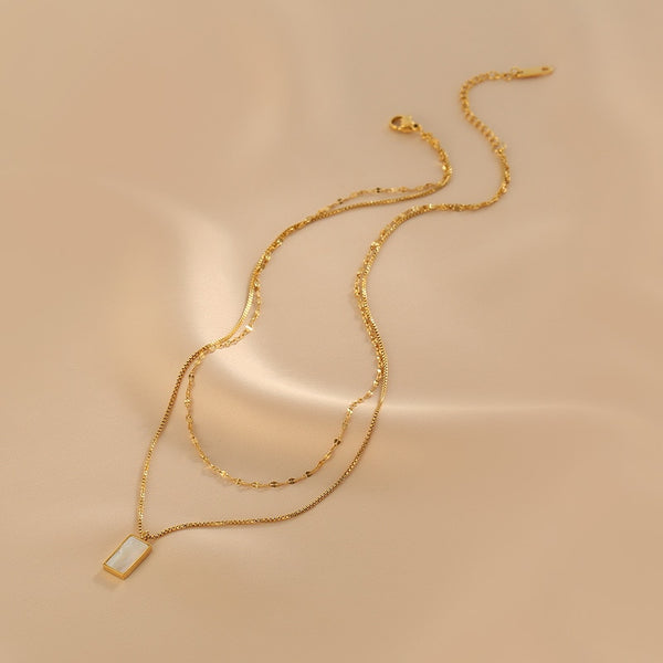 Elegante collar con colgante cuadrado de concha natural