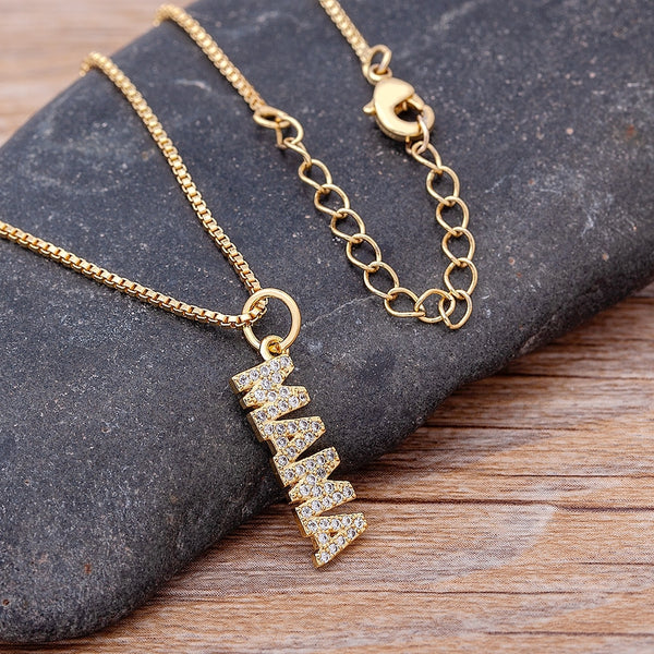 Collar con colgante de circonita con la letra "Mamá" para el Día de la Madre para mujer